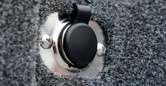 12V konnektor (az első vagy a hátsó fedélzeten) - nerez