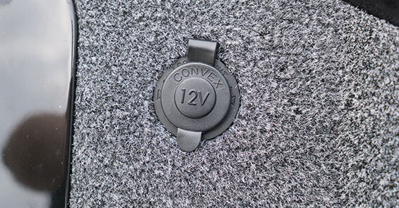 12V konnektor (az első vagy a hátsó fedélzeten) - plastic