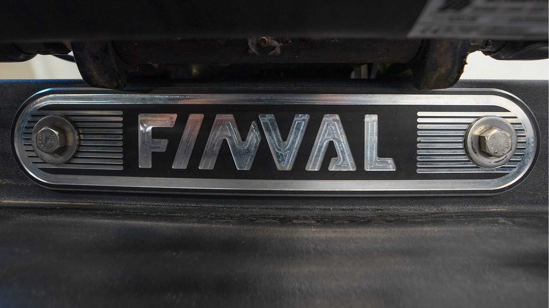 Hliníková podložka pod motor s logom Finval