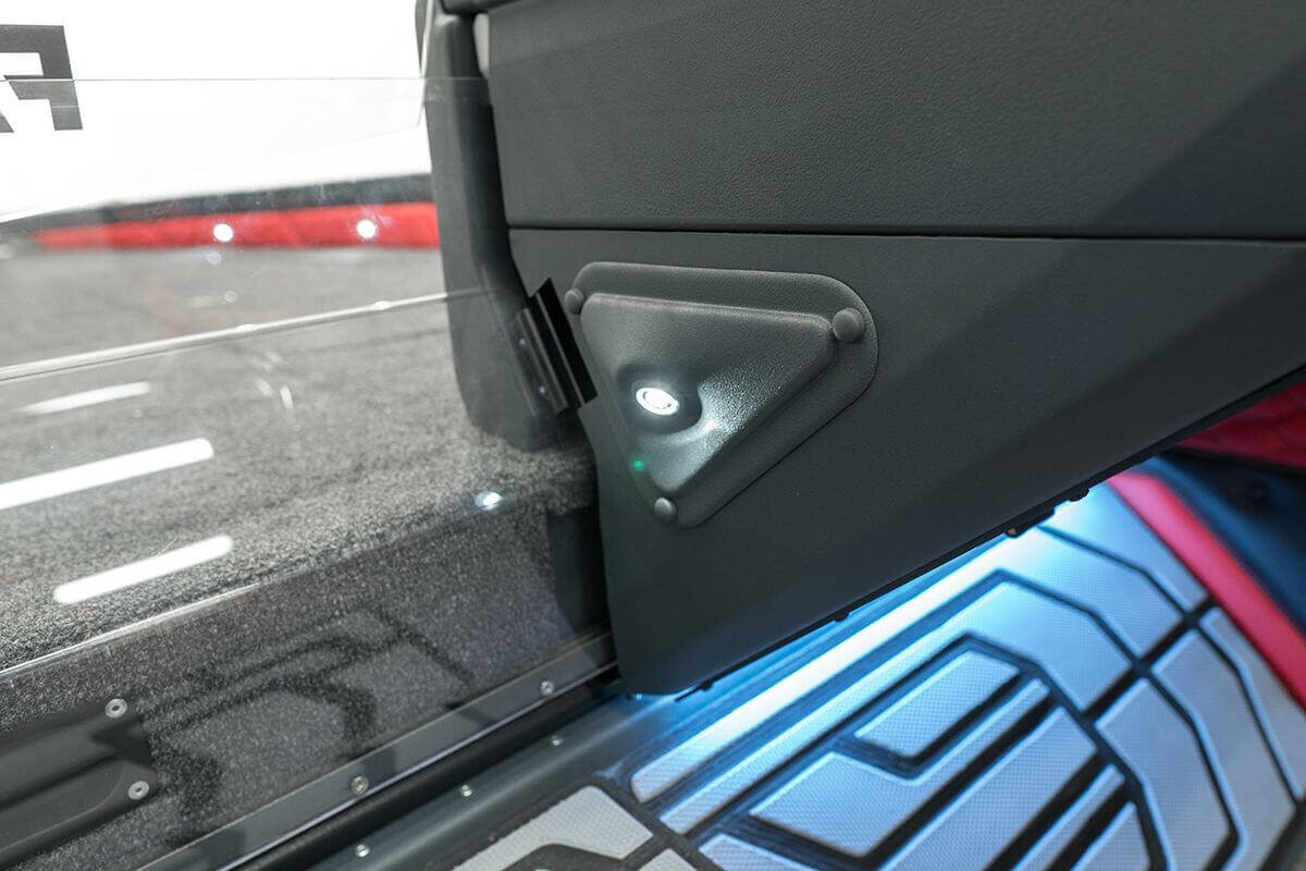 LED világítás a hátsó fedélzeten, pilótafülkében, első fedélzeten, szekrényben és a konzolok közötti átjárónál