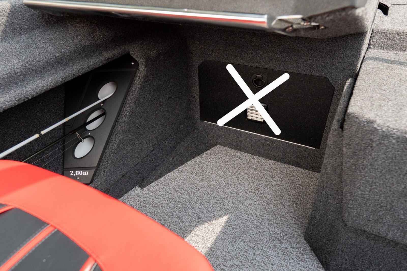 Tárolóhely cseréje az utas konzolja alatt kihúzható polcra