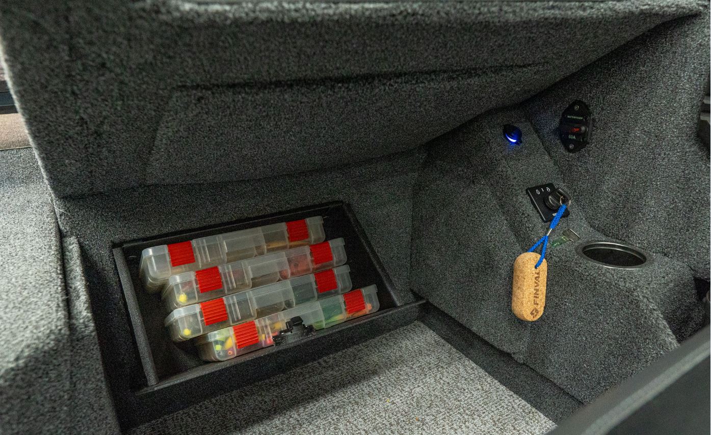 Tárolóhelyek cseréje a kapitány és utas konzolja alatt kihúzható polcra (fiók)