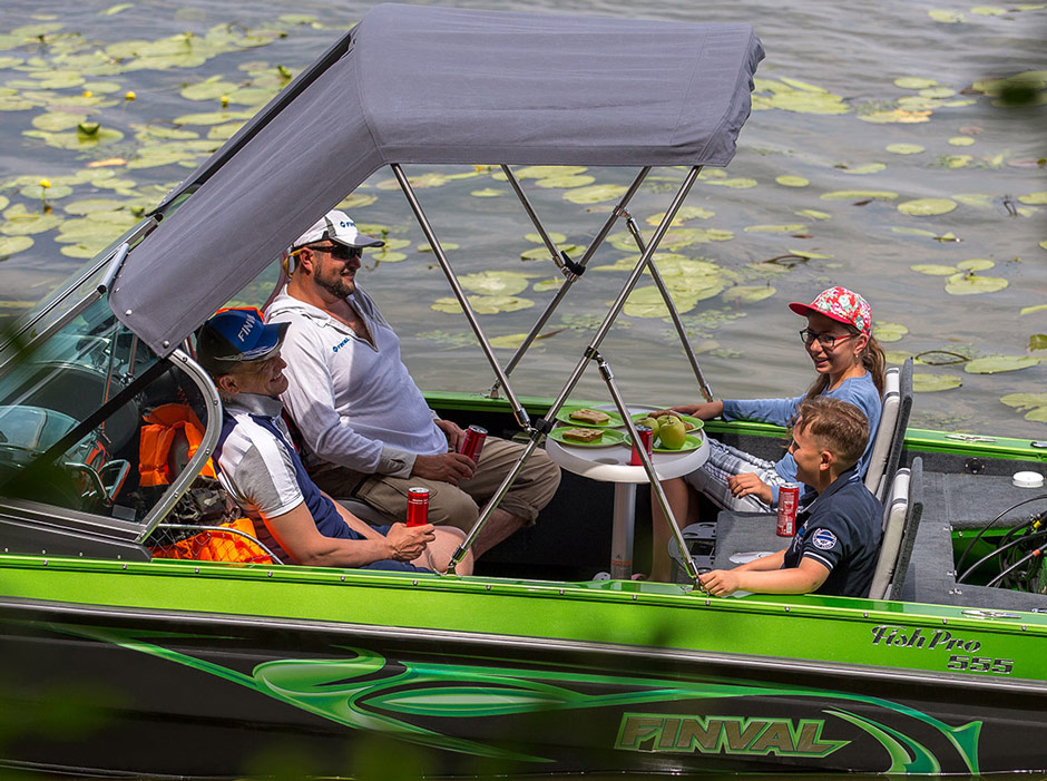 Ovális asztal támasztékkal és levehető állvánnyal