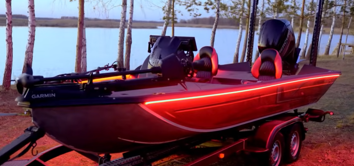 RGB LED világítás a csónak körül